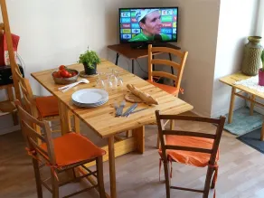 Ground Floor 2-Room Apartment with Garden, Parking, Near Shops and Thermes - Image 5