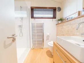 Family Friendly, Lovely Lakeland Lodge With Private Parking And A Patio - Image 4