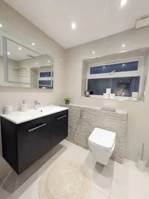 Luxury 3BR Home 20 Min to London Garden Wifi - Image 4