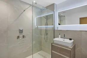 Spacious Luxury Retreat with parking & views - Image 2