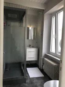 Gammelt restaureret hus med smuk lukket have tæt på racerbane - Image 3