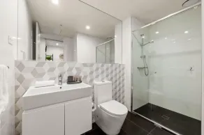 StayCentral - Hawthorn East Elegance with Study - Albert St, Hawthorn East -  2 Bedrooms, 2 Beds, 2 Bathrooms, 2 parking spots. - Image 2