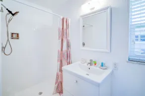 Cozy 60's home, city & canal located - Image 3