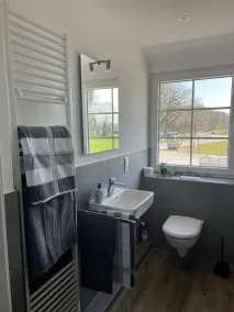 The approx. 50.00 m² large and very chic 2-room apartment for 1 to 2 persons is located on the Klosterhof Aue in the heart of Bad Zwischenahn. The top floor apartment is fully furnished and offers everything you need for a longer stay. - Image 2