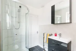 Fab for Contractors or Relocations - A Stylish House & Garden+Parking - Image 3