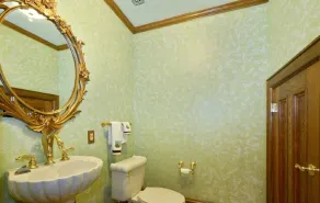 Beautiful English Mansion, 1/4 mile from Lake and close to Arts & Entertainment - Image 5