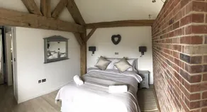 The Cowshed, Luxury Barn Conversion, Tenterden - Image 5