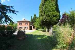 Villa with private swimming pool and large, well-kept, fully fenced garden. Ideal for holidays with - Image 3