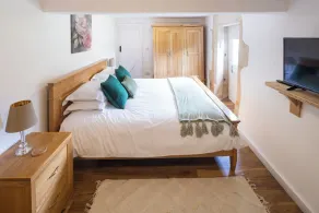 Deer Cottage at Rowden Manor - Sleeps 5 & Parking - Image 5