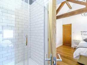 2 bedroom accommodation in Carlton - Image 3
