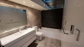 Spacious apartment with stunning harbour view - Image 2