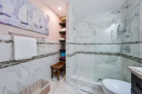 Beautifully renovated top floor condo with lake view, minutes from the beach - Image 4