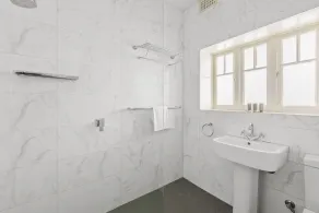 Fairlight 2-Bed Apartment Steps from the Beach - Image 2