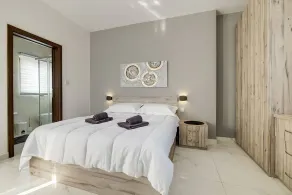 Chic Penthouse Steps from the Promenade - Image 5