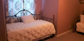 StepsfromLBJ ... Wifi .... FullyEquippedKitchen..Close2Pool & MiniGolf - Image 5