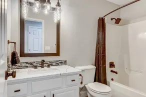 Spotless and Simple Trendy Condo Chatham/Springfield - Image 3