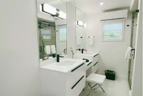 Modern Oasis, steps to Ave, Heated Pool + Hot Tub, beach membership, mini golf - Image 2