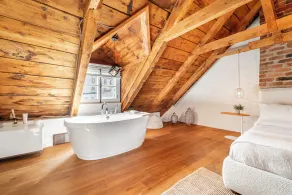 Incredible historic heritage home of 2700 sq ft. Perfect for family gatherings! - Image 3