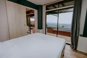 Cozy Retreat with Breathtaking Views, 20 Minutes to the Airport - Image 3