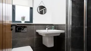 Two Queens Houses -  a house that sleeps 10 guests  in 5 bedrooms - Image 3