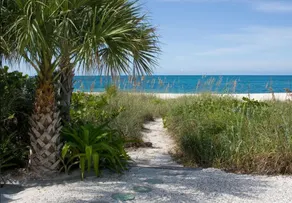 Cheerful 3 bedroom home with pool -- 5 min from beach! - Image 5