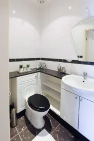 "Honeysuckle House Chester" by Greenstay Serviced Accommodation - Large 3 Bed, 2 Bath House - Sleeps 6 - Private Courtyard - Free Street Parking & WiFi - Near Chester City Centre - Contractors, Business, Families & Long Stays - Image 4