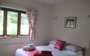 Ruhiger Rückzugsort, zwei Schlafzimmer, zwei Badezimmer (eins en-suite, ein Duschbad) - Image 5