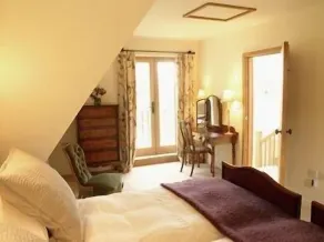 Victorian Old Coach House With Superking Master Bedroom suite and Tennis Court. - Image 4