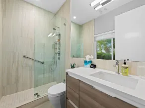 Välkommen till Avenue One, en rymlig och modern vattenvägspool hemma! Nyligen listad! - Image 3