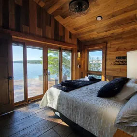 Kemp's Lake Front Guest House - Image 5