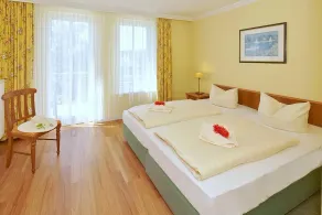 Family and dog-friendly apartment with balcony and lake view in top beach location - Image 4