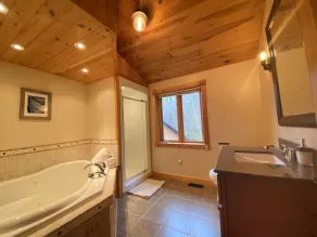 Beautiful serene lake house sitting on 40 acres in North Muskoka - Image 4