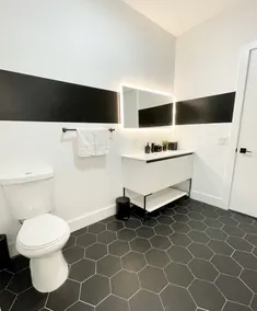 Queen Studio w/ Pool + Gym Near NYC & MetLife - Image 3