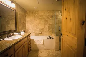 Salon ouvert avec cuisine complète et accès facile à la piscine - Image 4