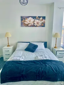 House Sleeps 6 with Parking - Image 5