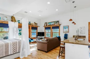 Chic Downtown Loft W / Great Views! - Image 4
