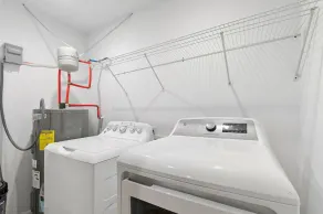 Chic 2 bedroom w free parking - Image 2