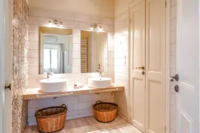 Stylish, private apartment at village centre, WiFi, pool, walk to amenities - Image 2