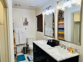 Amazing and Cozy King-Queen Bed Suites w/RV Parking - Image 5