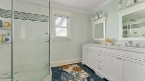 Beautiful new home, professionally decorated with pool close to town and beach - Image 4