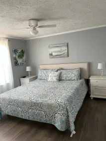 Mid lake, pet friendly 4 bedroom, 3 bath with protected swim area - Image 5