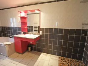 Gîte spacieux avec terrasse, confort moderne dans un cadre verdoyant et propice aux balades. - Image 5