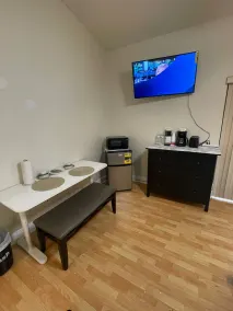 Cozy room with private bathroom and entrance - Image 5
