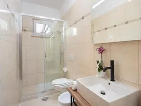 Holiday apartment with terrace, modern furnishings - Image 2