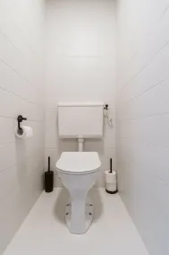 Tastefully decorated holiday home with a spacious enclosed private garden facing south and within walking distance of the beach (dogs allowed). - Image 5