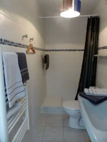 Nyt studie for 2 personer på landet med direkte adgang til poolen. - Image 2