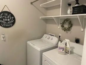 Five ⭐️ Clean!  King ensuite next to Crossroads Park. - Image 3