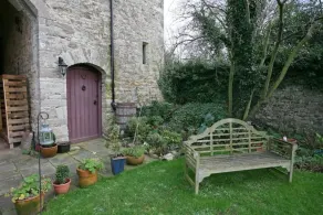 Welsh Gatehouse: Historical Castle with EV Charger - Image 5