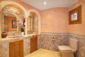 Unique Sea Front, Beach 5 mins walk, Large Heated Jacuzzi - Image 2