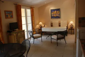 Comfortable villa with private landscaped garden, swimming pool - Image 4
